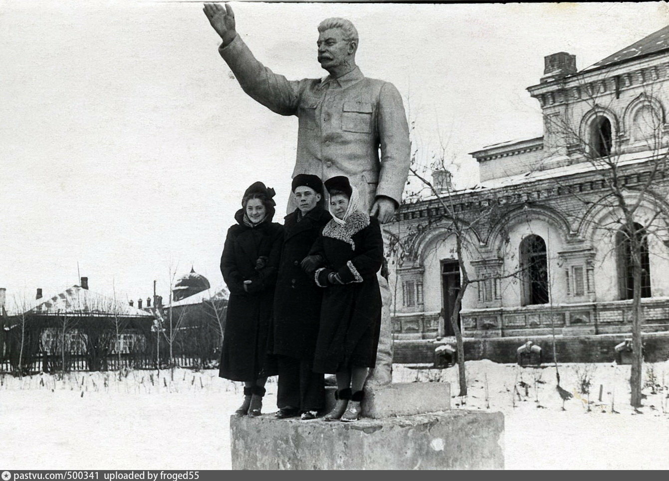 Памятник Ленину и Сталину в Омске
